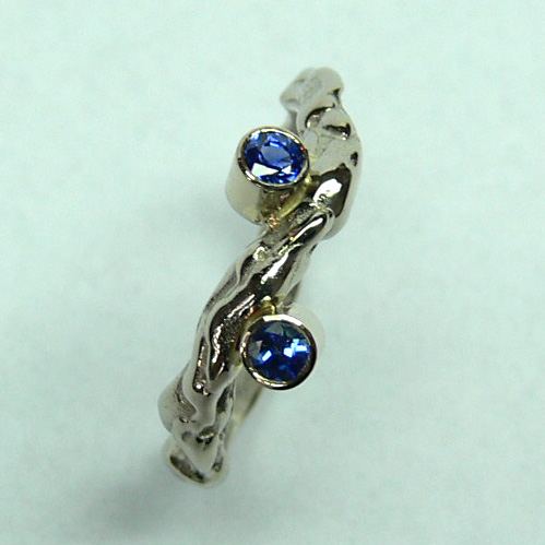 Organische ring, witgoud met twee blauwe saffieren ring Utrecht Edelstijl