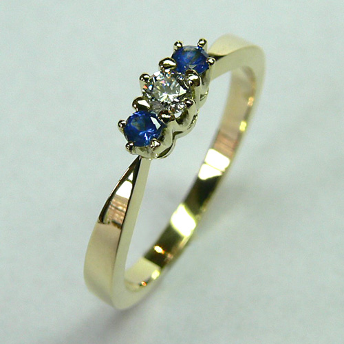 Ring met twee saffieren en briljant geslepen diamant ontwerp Edelstijl Utrecht ring