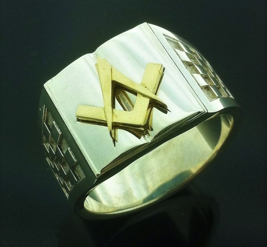 Gouden passer en winkelhaak in zilveren ring - vrijmetselarijsieraden maçonnieke symbolen Edelstijl goudsmid