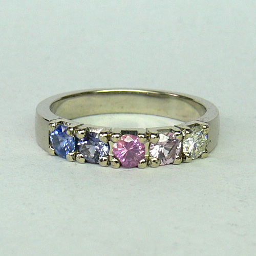 Ring met gekleurde saffieren en briljant geslepen diamant Edelstijl ring ontwerp Utrecht
