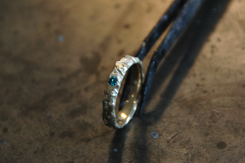 Goudsmid Utrecht | gouden ring smeden foto 10 | In de witgouden ring wordt een blauwe briljant geslepen diamant gezet | Edelstijl